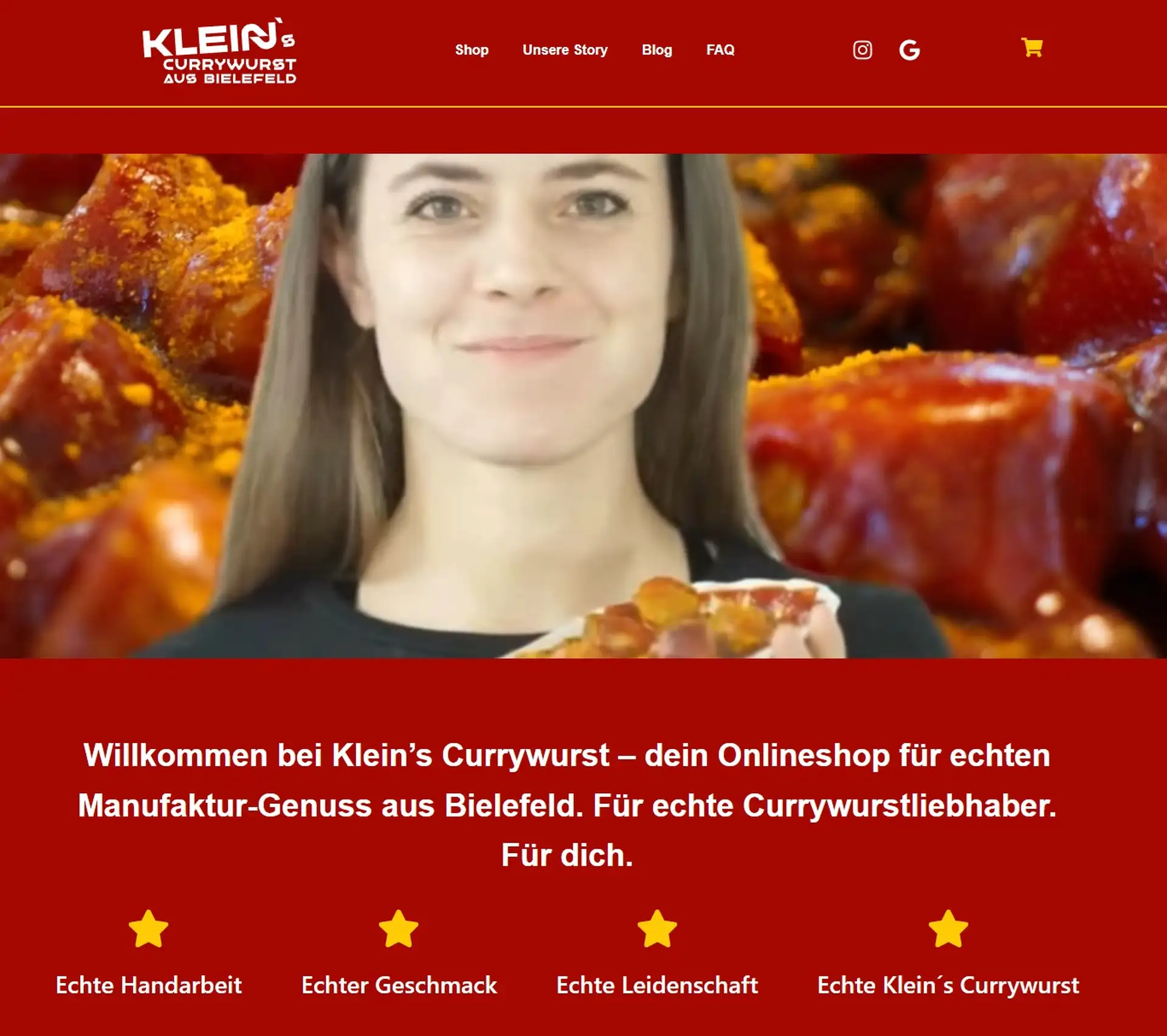 Screenshot der Kleins Currywurst Website: rotes Design mit Logo und Hero-Bild einer lächelnden Frau, die ein Stück Currywurst hält vor großformatiger Currywurst-Nahaufnahme mit Curry-Pulver, Willkommenstext und vier Sterne-Icons für Echte Handarbeit, Echter Geschmack, Echte Leidenschaft und Echte Kleins Currywurst