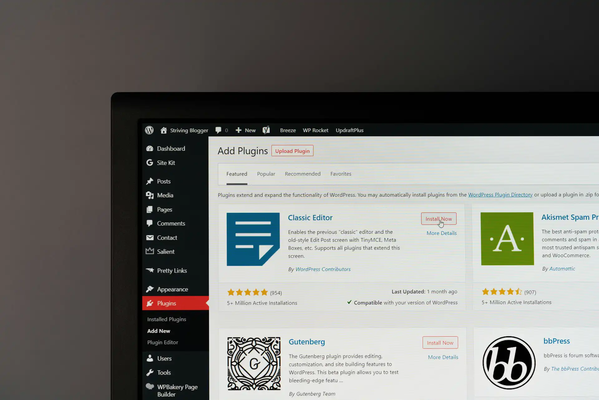 WordPress Plugin-Verwaltung zeigt die Featured-Plugins-Seite mit Classic Editor (5+ Millionen aktive Installationen, 5 Sterne) und Gutenberg-Plugin – Standard-WordPress-Administrationsoberfläche für Plugin-Installation und -Verwaltung