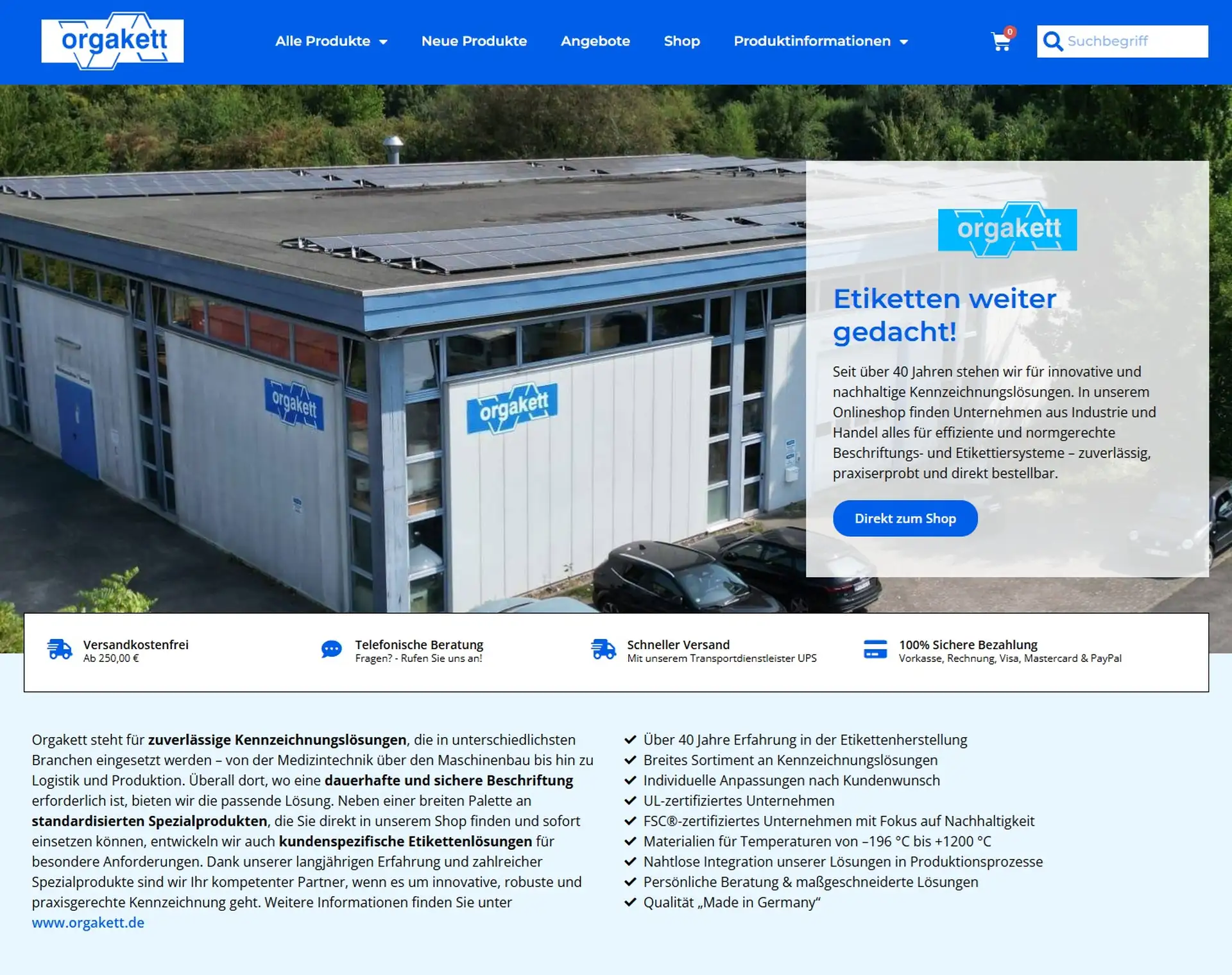 Vollständiger Screenshot der orgakett.de WooCommerce-Startseite: Navigation mit Logo und Shop-Menü, Hero-Bereich mit Betriebsgebäude-Foto und Overlay-Karte Etiketten weiter gedacht mit CTA-Button sowie vier Vertrauens-Icons für Versandkostenfrei, Telefonische Beratung, Schneller Versand und Sichere Bezahlung