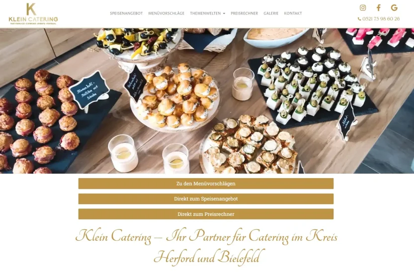 Screenshot der Klein Catering Website: reich gefüllte Buffettafel mit beschrifteten Tabletts für Blumenkohl-Bällchen in Schinken, runde Brandteiggebäcke, Olivenspieße, gefüllte Champignons und überbackene Zucchinischeiben – Klein Catering, Partner für Catering im Kreis Herford und Bielefeld